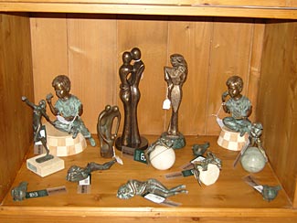 groot assortiment bronzen beelden in 't oude schuurtje