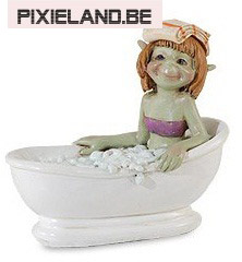 Pixie in bad zittend